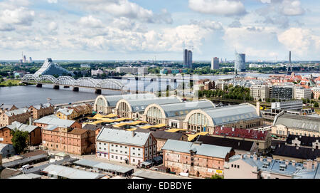 Düna Fluss oder westliche Dwina, mit den Hallen Eisenbahnbrücke, Dzelzceļa kippt, lettische Nationalbibliothek und Markt Stockfoto