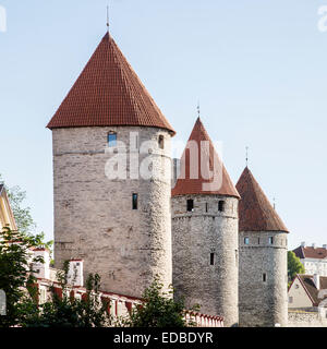 Stadtmauer mit Türmen der Wand auf dem Platz der Türme, Tallinn, Estland Stockfoto