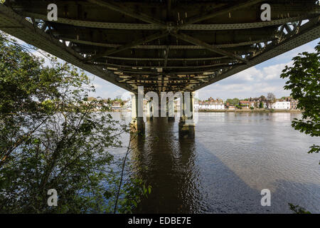 Kew Eisenbahnbrücke (aka Strang-on-the-Green-Brücke) über den Fluss Themse, Kew, Greater London, England, Vereinigtes Königreich Stockfoto