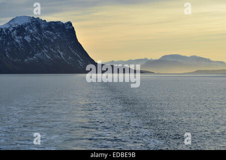 Berge der Insel Grytøya im Morgenlicht, Insel Grytøya, Toppsund, Troms, Norwegen Stockfoto