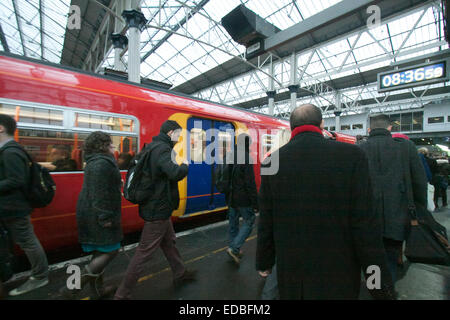 Waterloo Station, London, UK. 5. Januar 2015.  Waterloo Station ist vollgepackt mit Zug-Pendler, die Wiederaufnahme der Arbeit nach den Weihnachtsferien. Bildnachweis: Amer Ghazzal/Alamy Live-Nachrichten Stockfoto