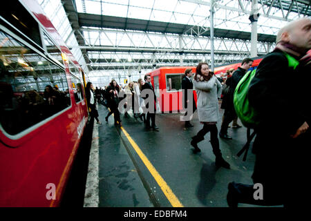 Waterloo Station, London, UK. 5. Januar 2015. Waterloo Station ist vollgepackt mit Zug-Pendler, die Wiederaufnahme der Arbeit nach den Weihnachtsferien. Bildnachweis: Amer Ghazzal/Alamy Live-Nachrichten Stockfoto