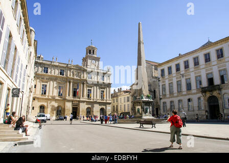 Arles, Provence, Frankreich Obelisk am Place De La République Stockfoto