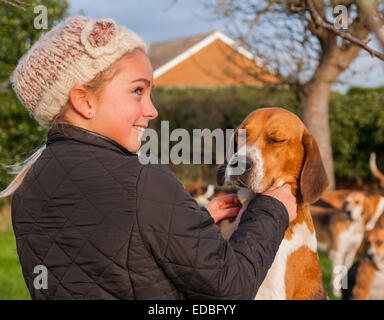 Porträt eines attraktiven Mädchen mit Fox Hound dog Stockfoto