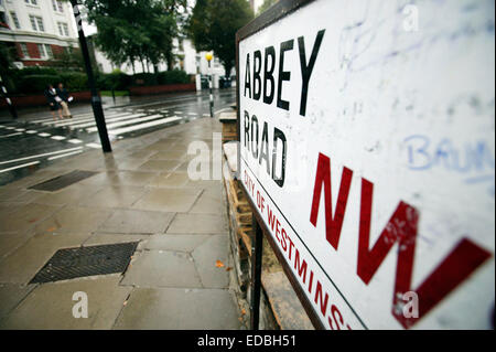 Die berühmten Fußgängerüberweg vor Abbey Road Studios verwendet von den Beatles auf ihrem Album Abbey Road in London. Stockfoto