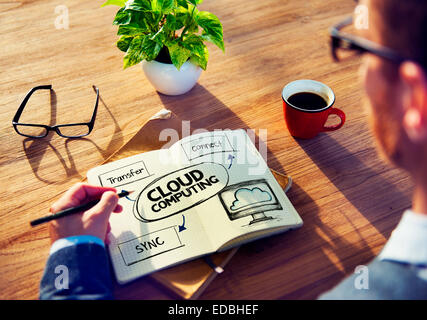 Mann mit Notizblock und Cloud-Computing-Konzept Stockfoto