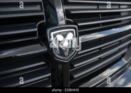 Die Dodge-Emblem auf der Vorderseite eine schwarze Pick-up-truck Stockfoto