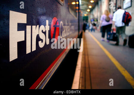 Ein First Capital Connect-Zug an der Station Farringdon, London. Stockfoto