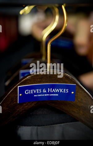 Eine Schiene von Herren Jacken im Flagshipstore Gieves und Hawkes auf Savile Row, London. Stockfoto