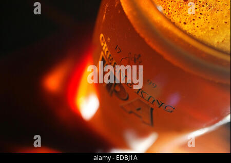 Bild zeigt einen Pint Greene King IPA in einem Londoner Pub serviert wird. Stockfoto