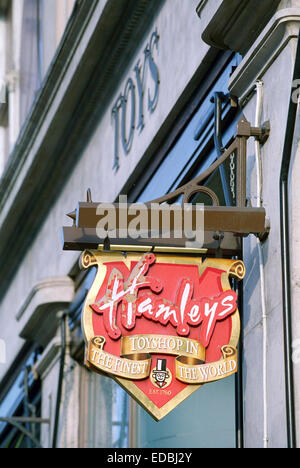 Externes branding außen Hamleys Flagship-Store im Zentrum von London. Stockfoto