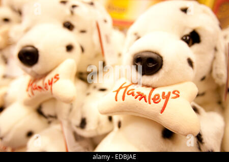 Ein Stofftier Hund verfügbar im Hamleys Store im Zentrum von London. Stockfoto