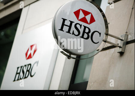 Beschilderung außerhalb einer HSBC Filiale im Zentrum von London. Stockfoto