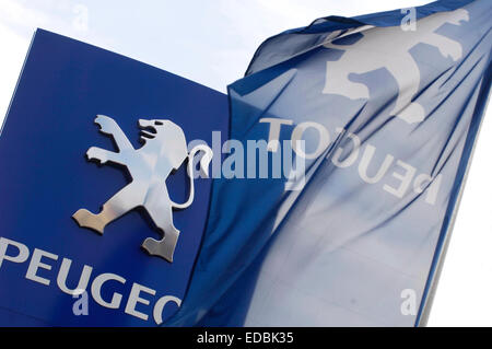 Ein Peugeot Autohaus Flagge und eingebrannten Beschilderung. Stockfoto