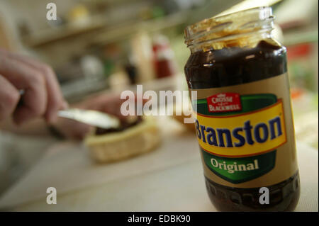 Ein Mann, ein Sandwich mit Branston Original Pickle; ein Premier Foods Marke. Stockfoto