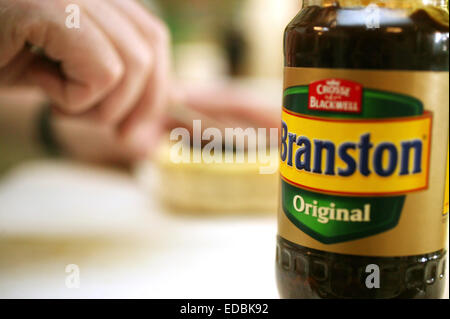 Ein Mann, ein Sandwich mit Branston Original Pickle; ein Premier Foods Marke. Stockfoto