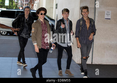 Die Vamps bei BBC Radio 1 Studios Featuring: Brad Simpson, James McVey, Connor Ball, Tristan Evans, The Vamps wo: London, Vereinigtes Königreich bei: 3. Juli 2014 Stockfoto