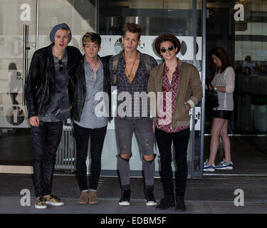 Die Vamps bei BBC Radio 1 Studios Featuring: Brad Simpson, James McVey, Connor Ball, Tristan Evans, The Vamps wo: London, Vereinigtes Königreich bei: 3. Juli 2014 Stockfoto