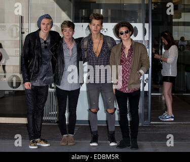 Die Vamps bei BBC Radio 1 Studios Featuring: Brad Simpson, James McVey, Connor Ball, Tristan Evans, The Vamps wo: London, Vereinigtes Königreich bei: 3. Juli 2014 Stockfoto