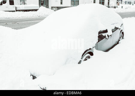 Retro-Foto von Schnee bedeckten Auto im schweren Winter Stockfoto