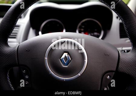 Bild zeigt das Lenkrad von einem Renault Sport Special im Zentrum von London. Stockfoto