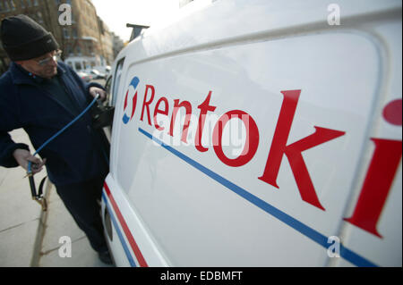 Ein Mitarbeiter von Rentokil Vorbereitung Ausrüstung. Stockfoto