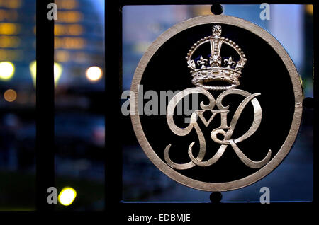 Das königliche Wappen George der Sixth am Tor des Turms in der Abenddämmerung Stockfoto