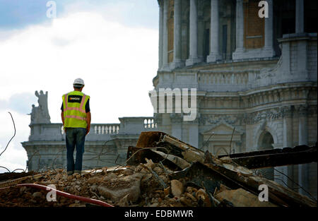 MC Gee Bauherren arbeiten in der Stadt, mit Blick auf St. Pauls Dom Stockfoto