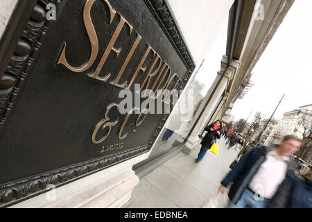 Selfridge & Co Zeichen außerhalb des Speichers auf der Londoner Oxford Street Stockfoto