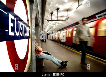 Menschen steigen Sie aus dem Zug bei u-Bahnstation Euston in London. Stockfoto