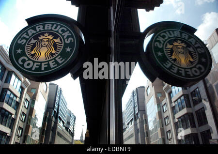 Ein Starbucks Coffee Shop anmelden und ihre Reflexion. Stockfoto