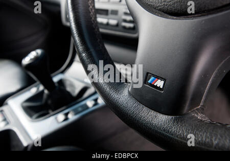 BMW M Sport-Lenkrad und manuelle Getriebe Stick in einem E46 3-Serie-Auto Stockfoto