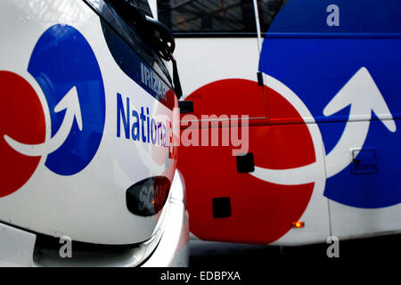 Zwei National Express-Busse an der Victoria Coach Station in London. Stockfoto