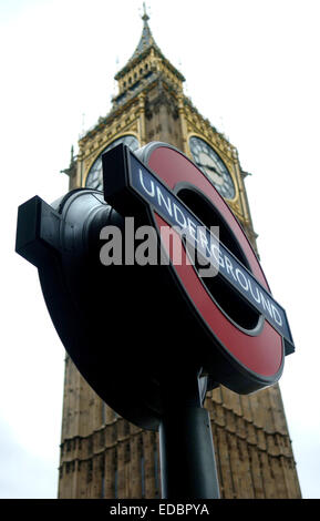Eine unterirdische Schild Westminster u-Bahnstation von Big Ben Clock Tower in London. Stockfoto