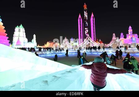 Harbin, China Provinz Heilongjiang. 5. Januar 2015. Touristen genießen selbst auf Eis rutschen auf Eis und Schnee Welt von Harbin, Hauptstadt des nordöstlichen Chinas Provinz Heilongjiang, 5. Januar 2015. 31. (Harbin) China International Ice and Snow Festival startete hier Montag. Bildnachweis: Wang Jianwei/Xinhua/Alamy Live-Nachrichten Stockfoto