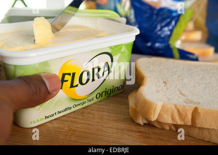 Anschauliches Bild der Flora Original, ein Unilever Food-Produkt. Stockfoto