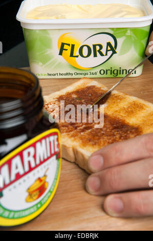 Anschauliches Bild von Marmite und Flora Original verteilt, zwei Unilever Food-Produkte. Stockfoto