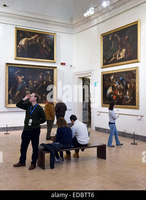 Rom. Italien.  Besucher betrachten Kunstwerke, Palazzo Barberini. Galleria Nazionale d ' Arte Antica. Stockfoto