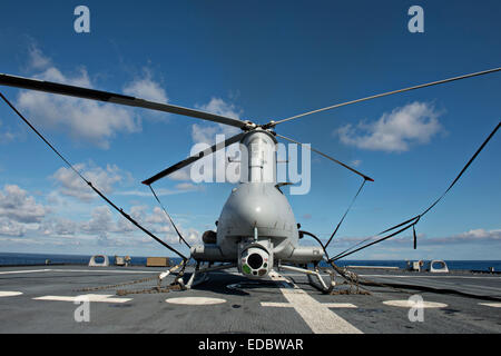 Ein US-Marine MQ-8 b Fire Scout unbemannte Hubschrauber auf dem Deck des littoral combat Schiff USS Fort Worth im Flugbetrieb 17. Dezember 2014 im Pazifischen Ozean. Stockfoto