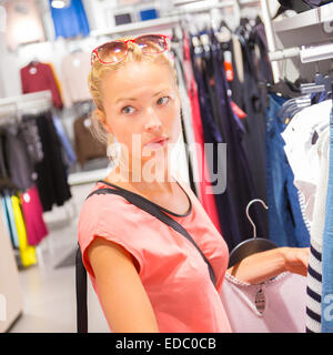 Schöne Frau im Bekleidungsgeschäft einkaufen. Stockfoto