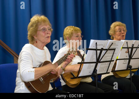 Women's Institute (Wi) Mitglieder singen und spielen die Ukulele an Weihnachten in Village Hall, whitehill, in der Nähe von bordon, hampsh Stockfoto