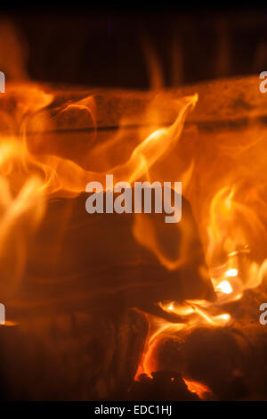Melden Sie sich Feuer, Ofen, Holz, Brenner, Feuer, Ort, brennen, Log, Eisen, alte, Guss, beleuchtet, Herd, Glas, brüllen, Kraftstoff, brennende Holzofen, Stockfoto