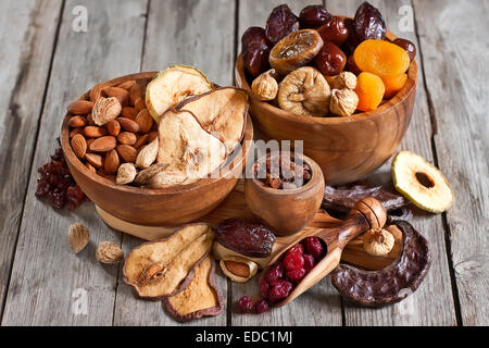 Mischung aus getrockneten Früchten und Mandeln - Symbole der jüdischen Feiertag Tu Bishvat. Stockfoto