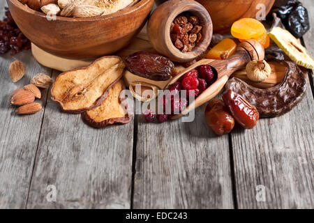 Mischung aus getrockneten Früchten und Mandeln - Symbole der jüdischen Feiertag Tu Bishvat. Exemplar Hintergrund. Stockfoto