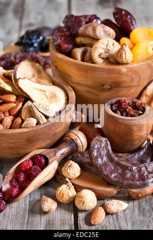 Mischung aus getrockneten Früchten und Mandeln - Symbole der jüdischen Feiertag Tu Bishvat. Stockfoto