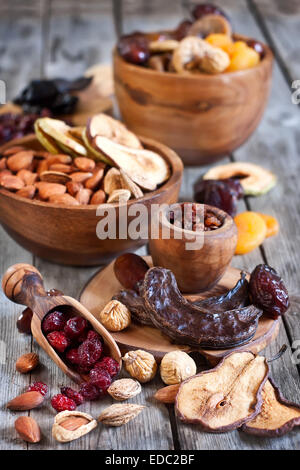 Mischung aus getrockneten Früchten und Mandeln - Symbole der jüdischen Feiertag Tu Bishvat. Stockfoto