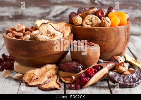 Mischung aus getrockneten Früchten und Mandeln - Symbole der jüdischen Feiertag Tu Bishvat. Stockfoto