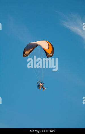 Powered Paragliding in Bournemouth, Dorset Großbritannien im Juli motorisierten Gleitschirm gegen den blauen Himmel - Gleitschirm Stockfoto