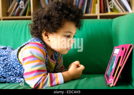 Kleinkind mit einem Ipad zu Hause Stockfoto