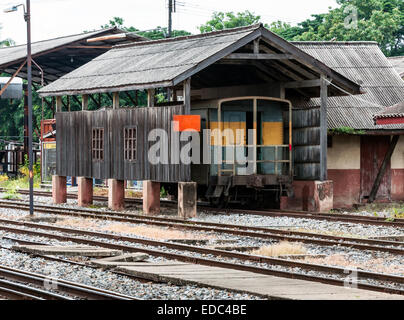 Mit einem Gewicht von Haus Güterzug im Bahnhof. Stockfoto